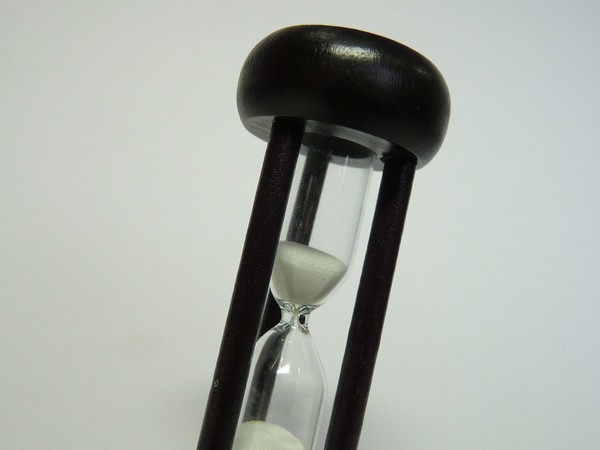 シックなデザイン、木製砂時計3分。高さ約8cm。 ＠100均 ダイソー