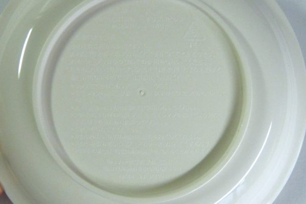 百均浪漫◆ナカヤ 日本製樹脂五寸皿。皿の裏に書かれたメッセージ。