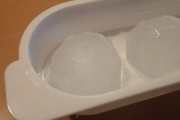 百均浪漫◆丸型アイス ダイヤカット 4個取トレイ。丸い氷を作ってみるよ。