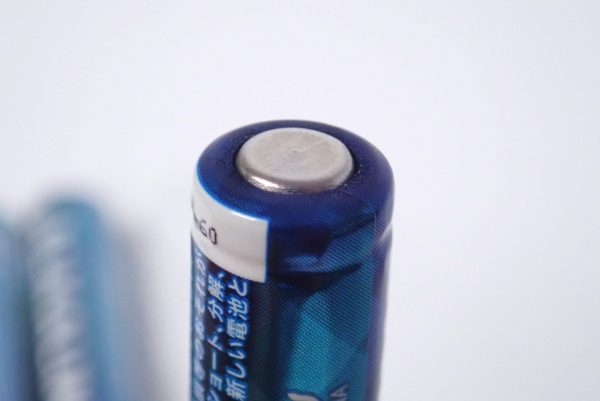 百均浪漫◆単４アルカリ乾電池６本。アルカリ乾電池端子部分詳細写真。
