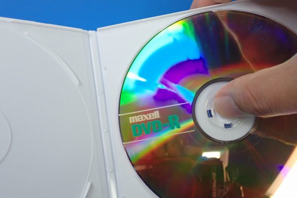 百均浪漫◆CD&DVDソフトケース スリムタイプ ２枚収納。試しにDVDを収納、取り出し。