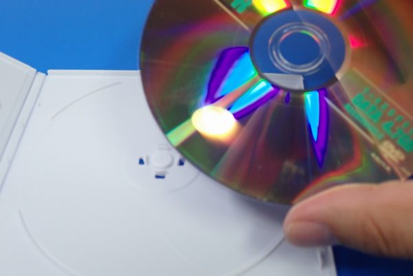 百均浪漫◆CD&DVDソフトケース スリムタイプ ２枚収納。試しにDVDを収納、取り出し。