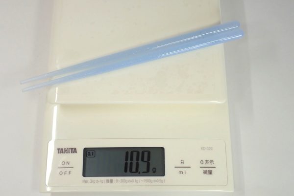 百均浪漫◆モリトク18cmラメ入り箸。重さは約10.9g。