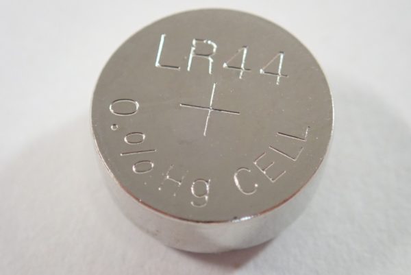 百均浪漫◆アルカリボタン電池LR44。本体詳細写真。