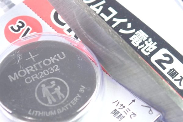 百均浪漫◆モリトク・リチウムコイン電池・CR 2032。ハサミで開封。